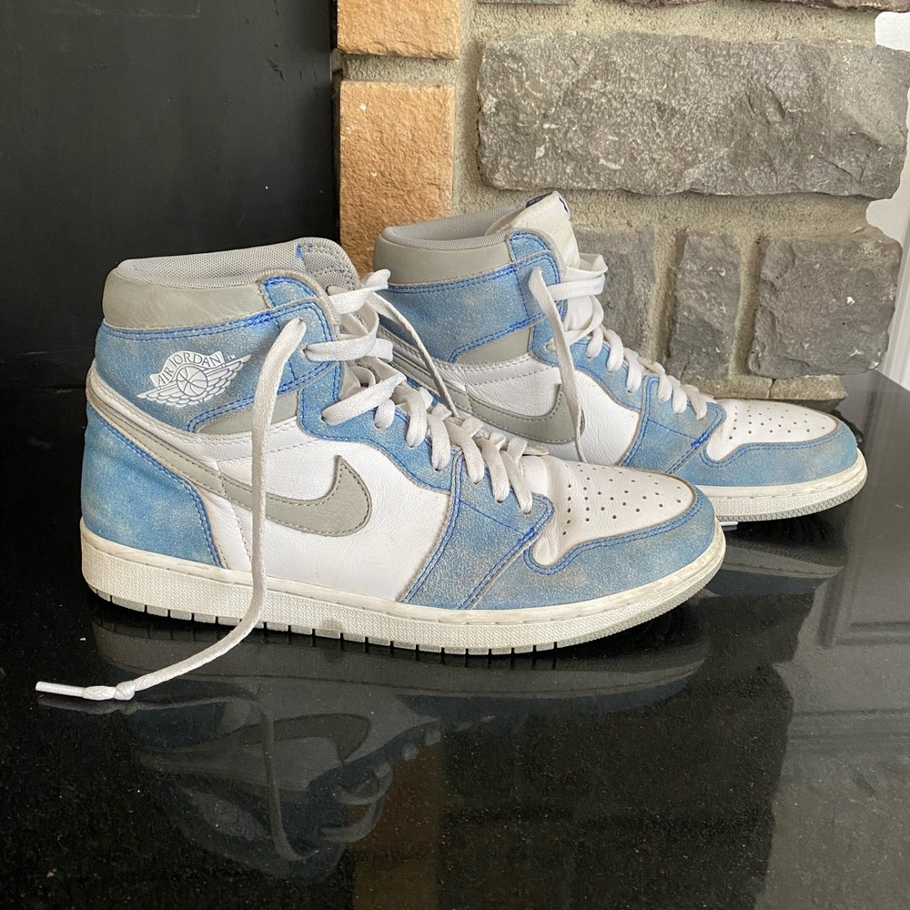 Air Jordan 1 Retro High OG ‘Hyper Royal’ 555088-402 Iconic Sneaker